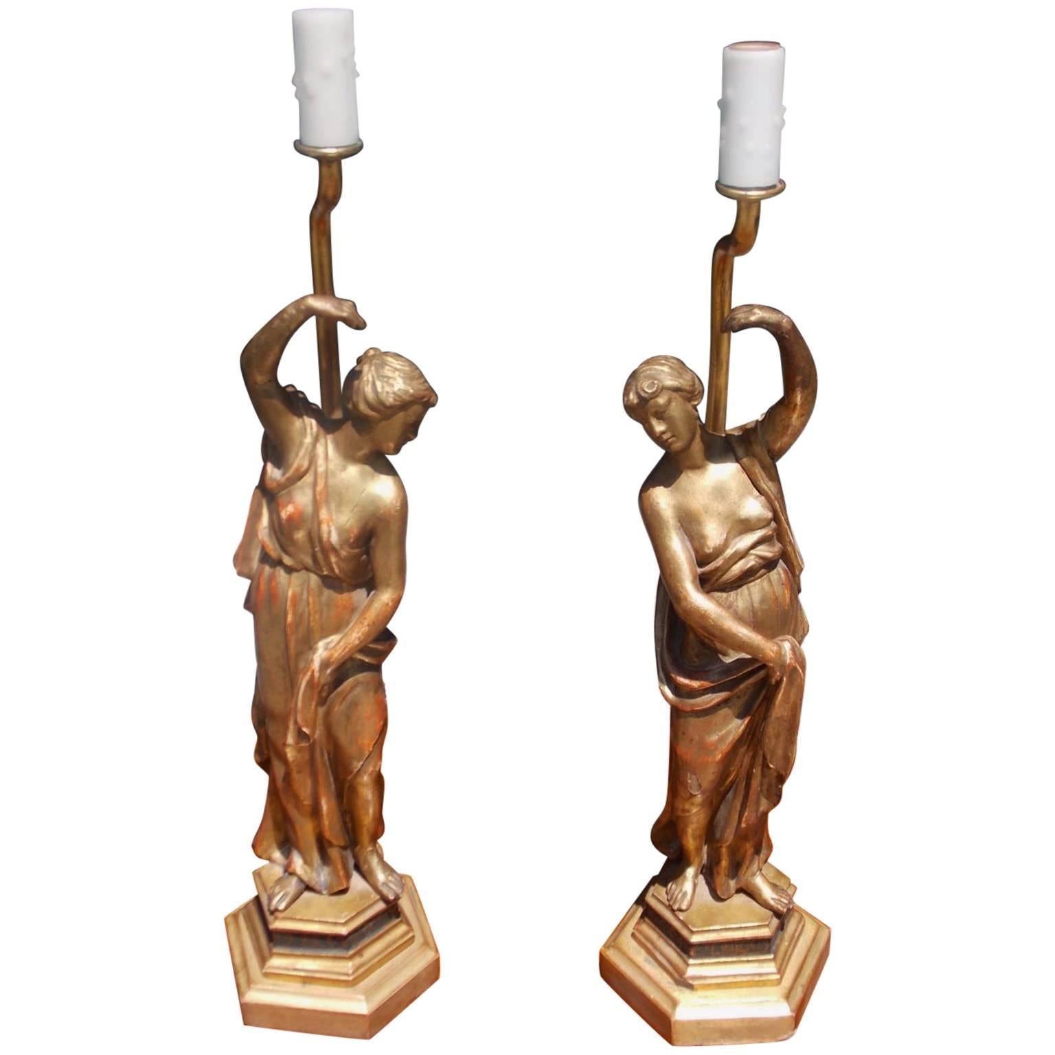Paar englische vergoldete, geschnitzte Holzfigurenstatuen, umgewandelt in Lampen, um 1780 im Angebot