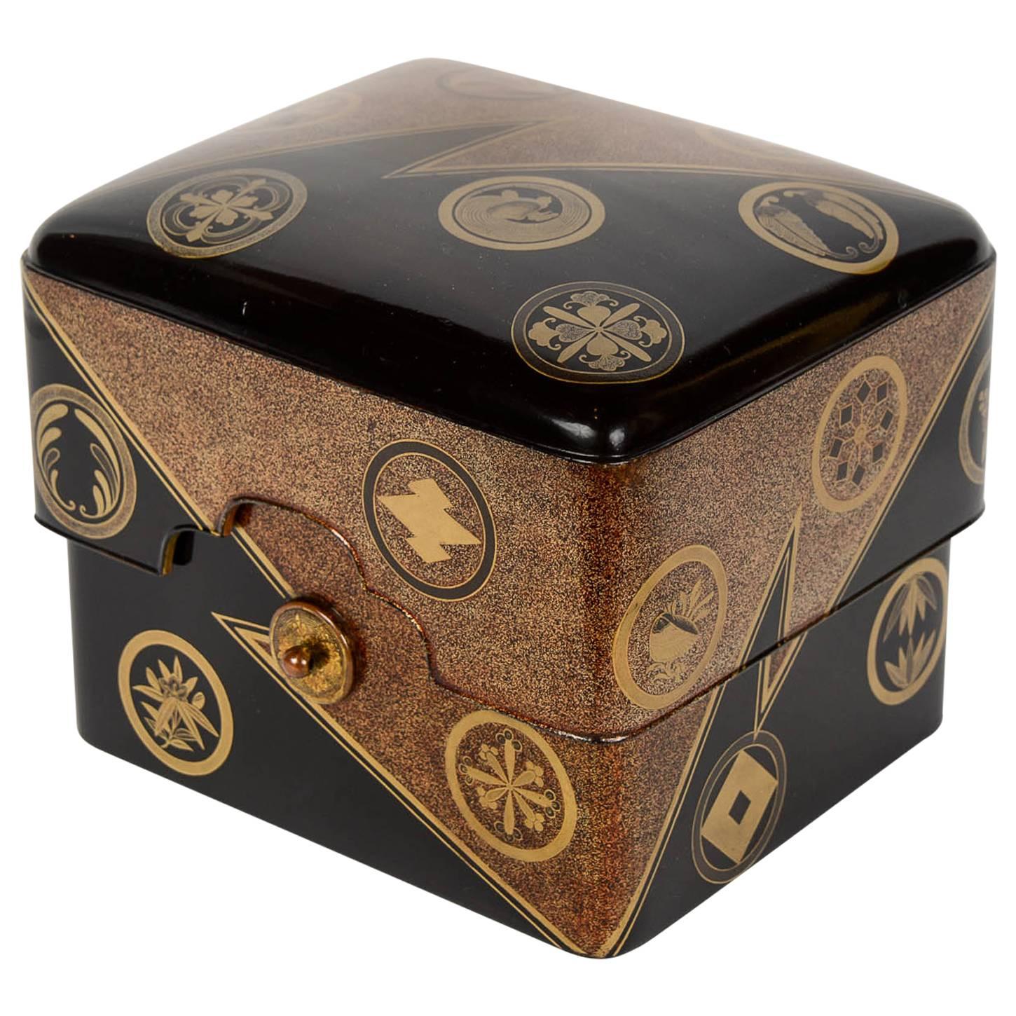 19th Century Black and Gold Lacquered Edo Box Mizuno Familly For Sale