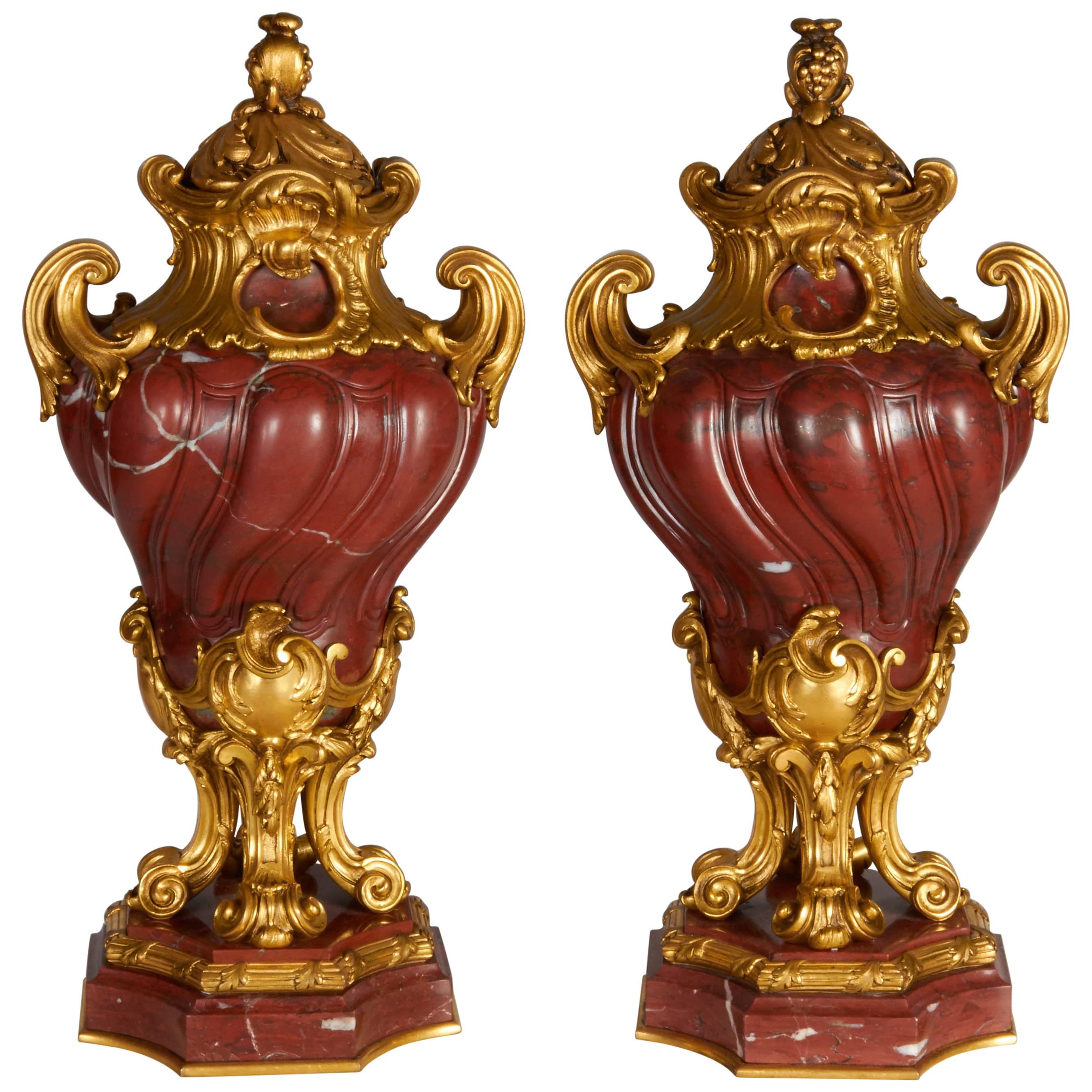 Paar antike französische Vasen aus Rouge Griotte-Marmor mit Goldbronzebeschlägen, Übergangszeitalter