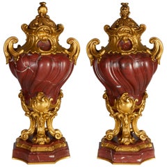 Paire de vases anciens de style transitionnel français en marbre rouge griotte montés en bronze doré