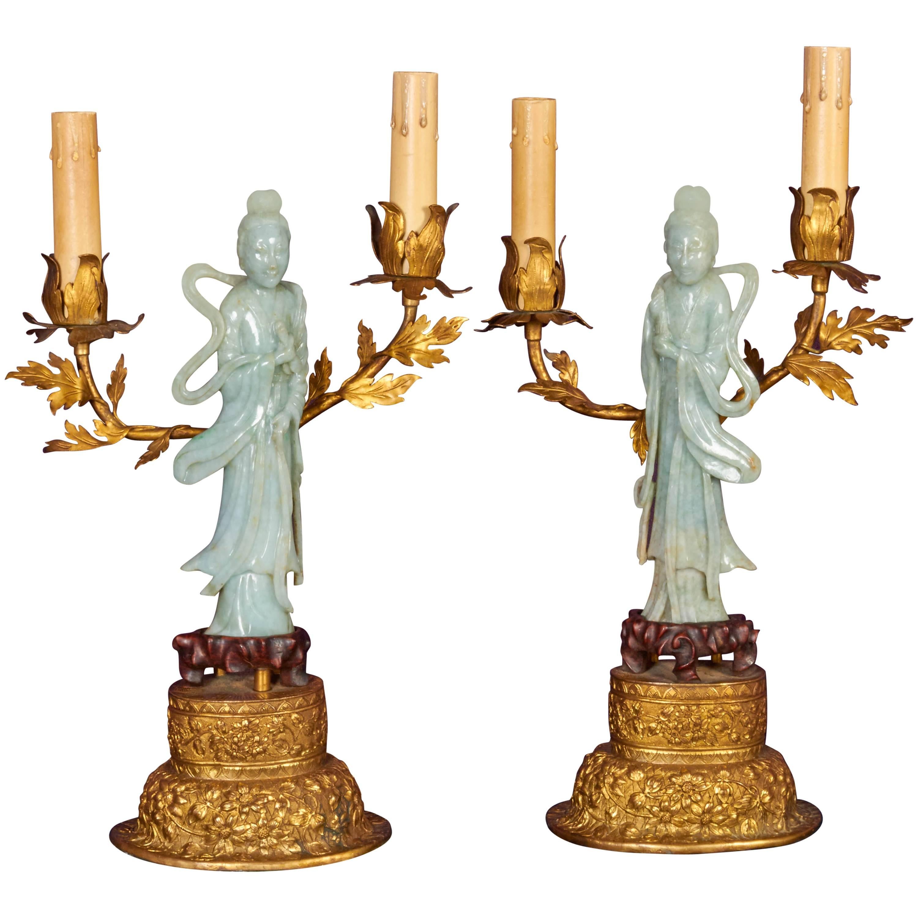Paar chinesische Quanyin-Figuren aus Jade, montiert als Kandelaberlampen im Angebot