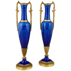 Antikes Paar Vasen aus vergoldeter Bronze und blauer Keramik Paul Milet für Sèvres, 189