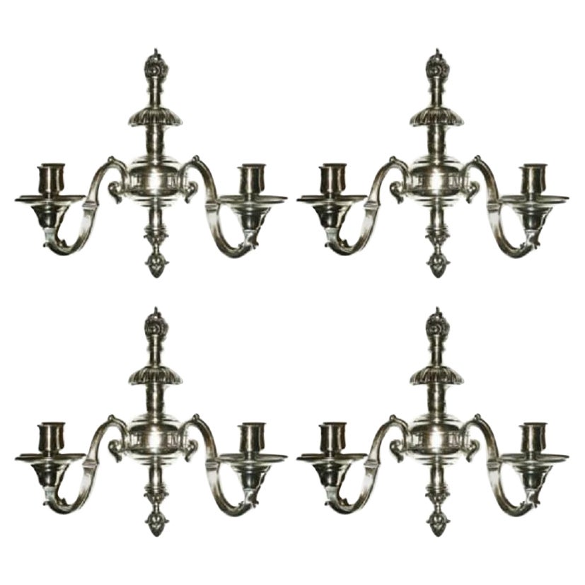 Ensemble de quatre appliques à deux lumières de style Régence anglaise en bronze argenté