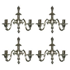 Ensemble de quatre appliques à deux lumières de style Régence anglaise en bronze argenté