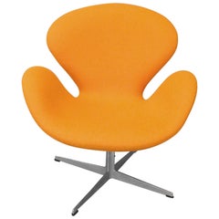 Restaurierter früher Arne Jacobsen Fritz Hansen Kipp- und Drehstuhl Orange Swan Chair