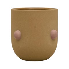 Tazza scultorea in gres Domi Beige in Pink, design contemporaneo