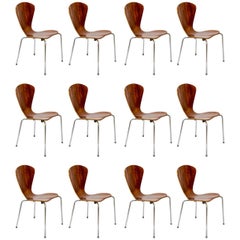 Ensemble de 12 chaises vintage au prix coûteux.