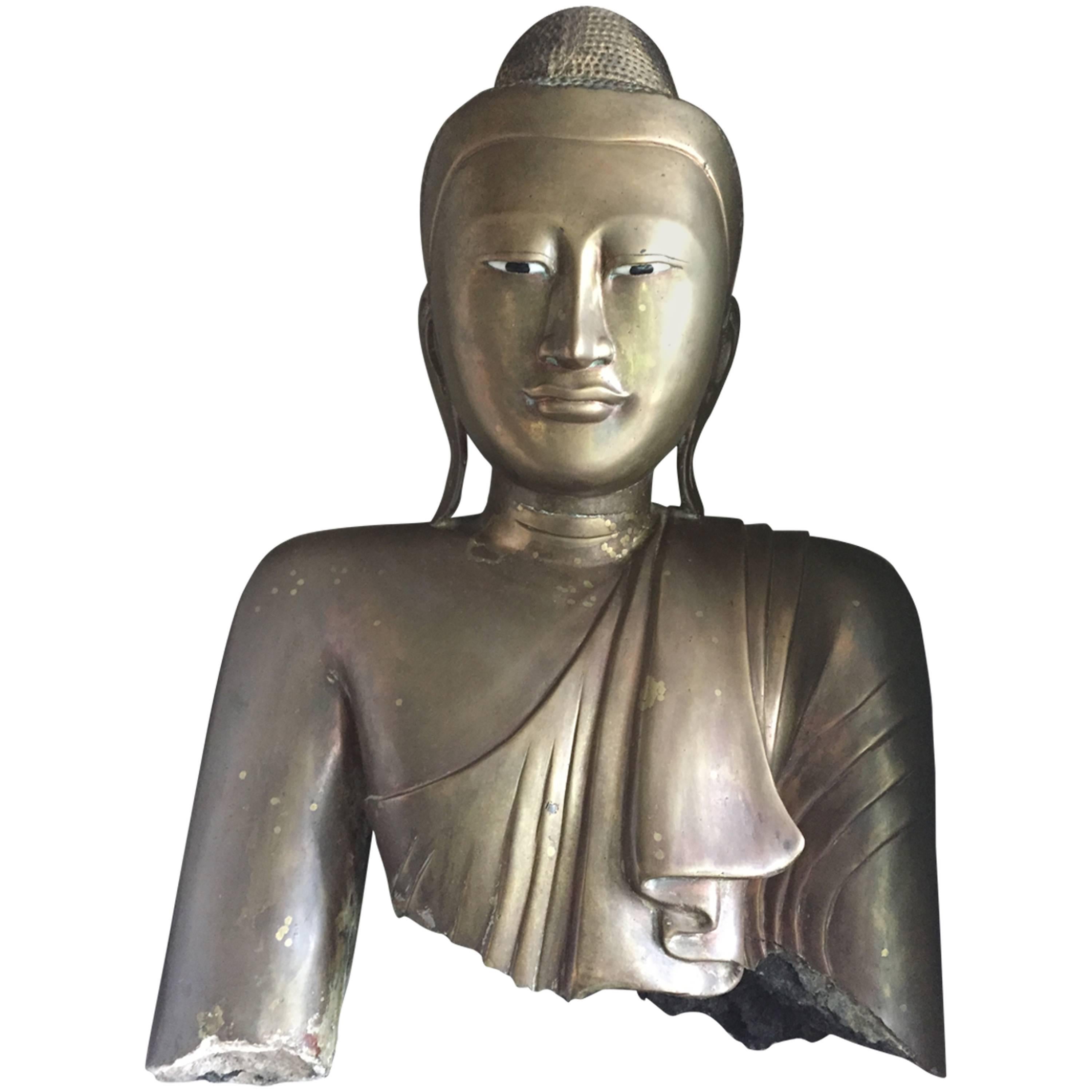 Eleganter antiker Buddhakopf, vergoldete Bronze, 19. Jahrhundert, Birma,
schöner Kopf und Torso des Buddha, einfache starke Linien und  friedlicher Ausdruck des Gesichts,
tolle antike Patina der Bronze mit Spuren der Farbe, warmes Finish der