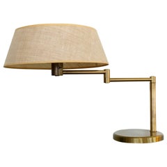 Lampe de bureau ou lampe de table à bras pivotant en laiton par Walter Von Nessen