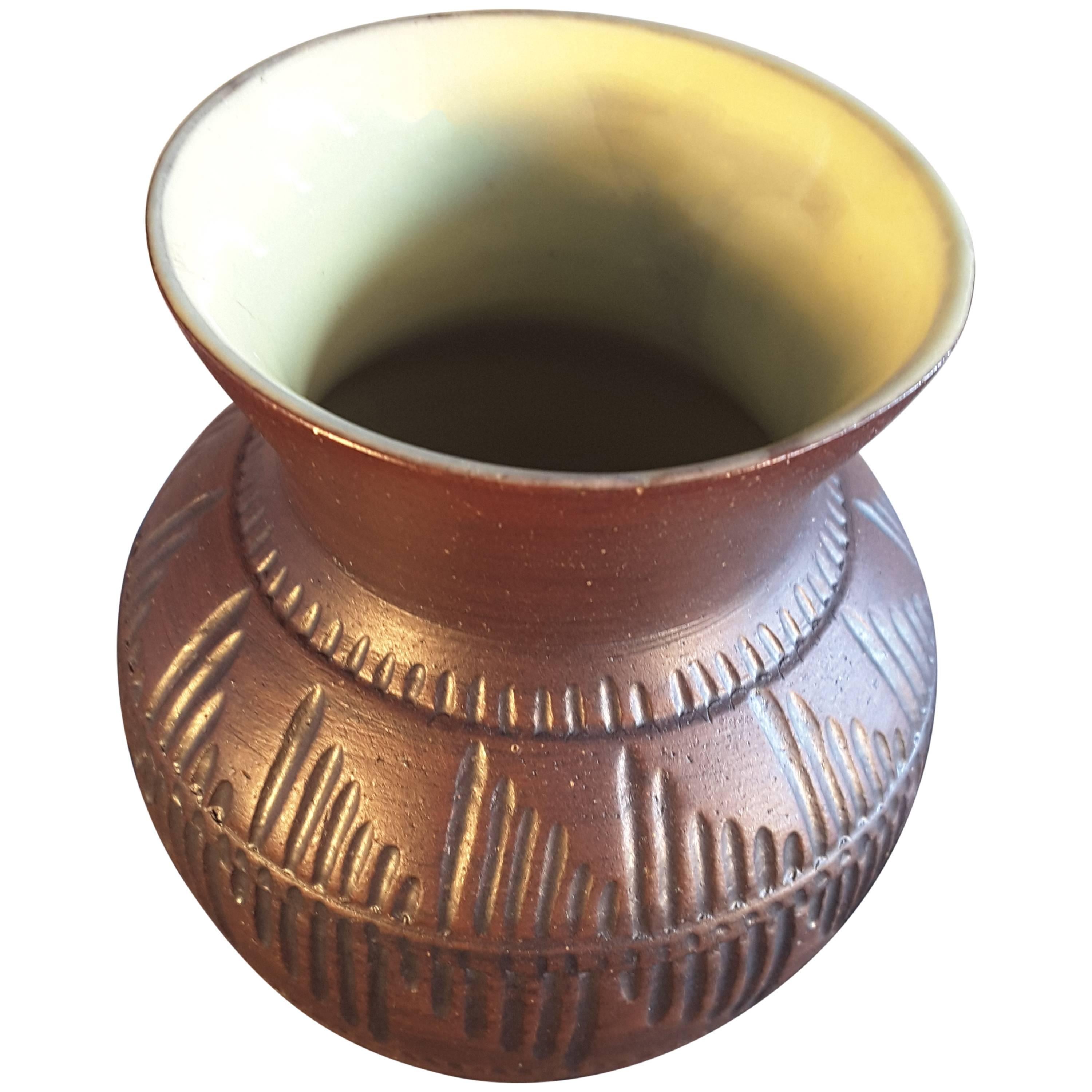 Vase en poterie amérindienne des Six Nations avec intérieur jaune/extérieur Brown