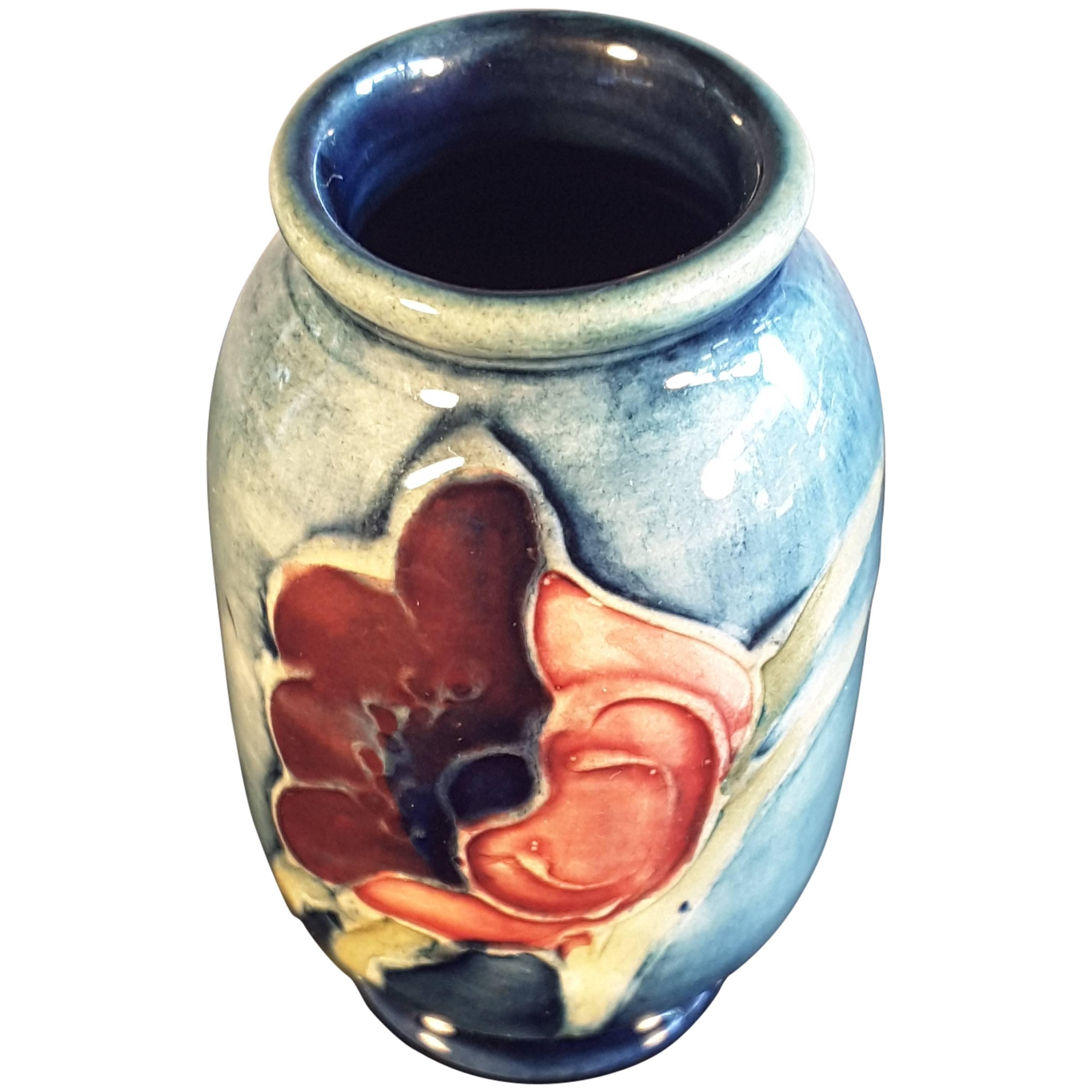 Miniatur-Moorcroft-Vase, 2 1/8" Zoll hoch,  Hergestellt in England, florales Design.