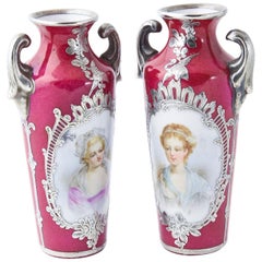 Coppia di vasi da ritratto antichi in miniatura di colore rosa con decorazioni in argento