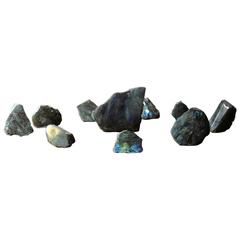 Une belle collection de dix spécimens de minéraux de labradorite d'histoire naturelle