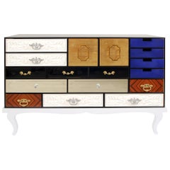 Mehrfarbiges Sideboard mit Holzsockel und Glasstruktur