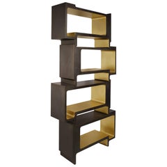 Étagère "Xiangsheng II", une bibliothèque modulaire en bronze et un séparateur de pièce