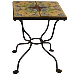 Table à base en fer forgé avec plateau en carreaux