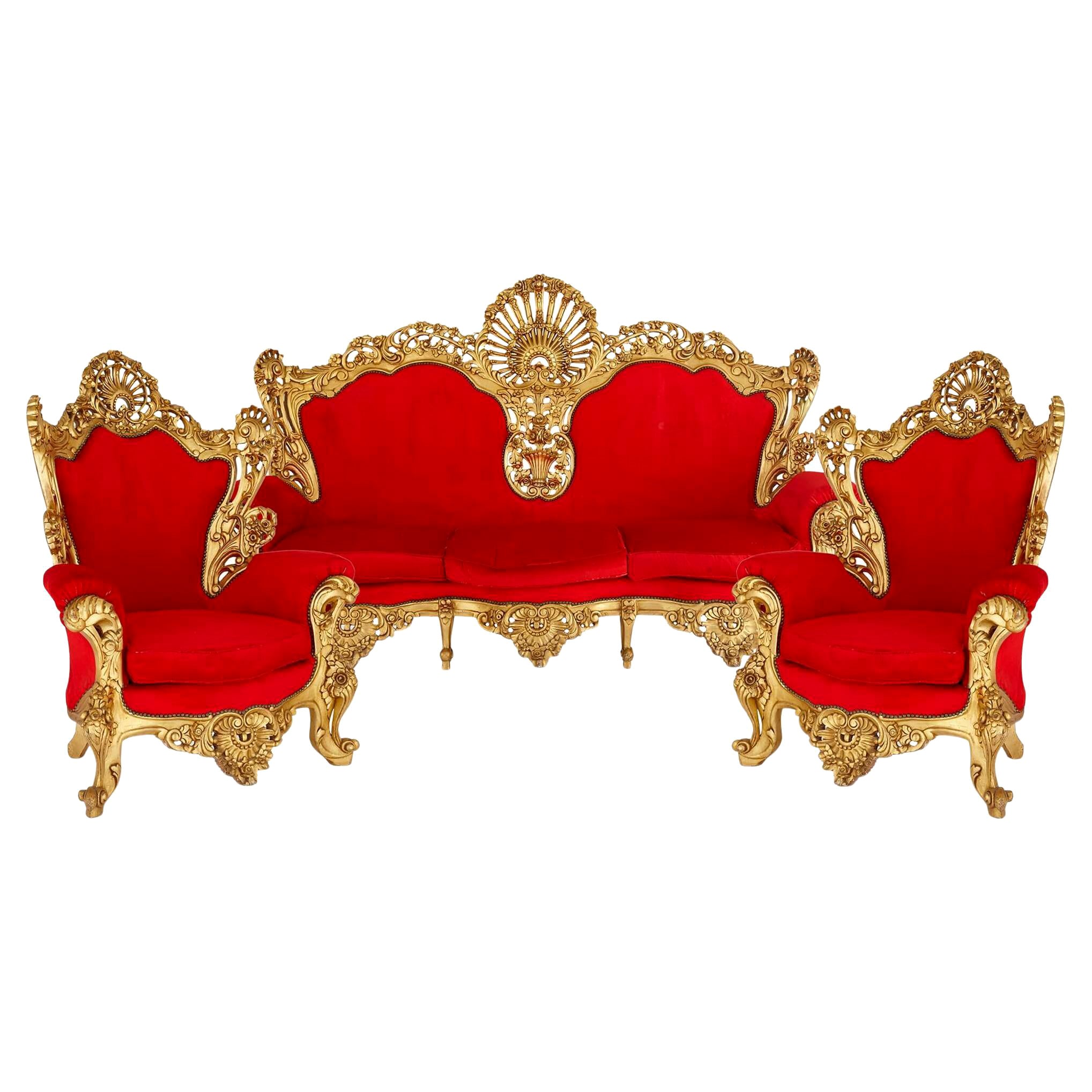 Suite de trois pièces de tissu d'ameublement et de sièges en bois doré de style baroque italien