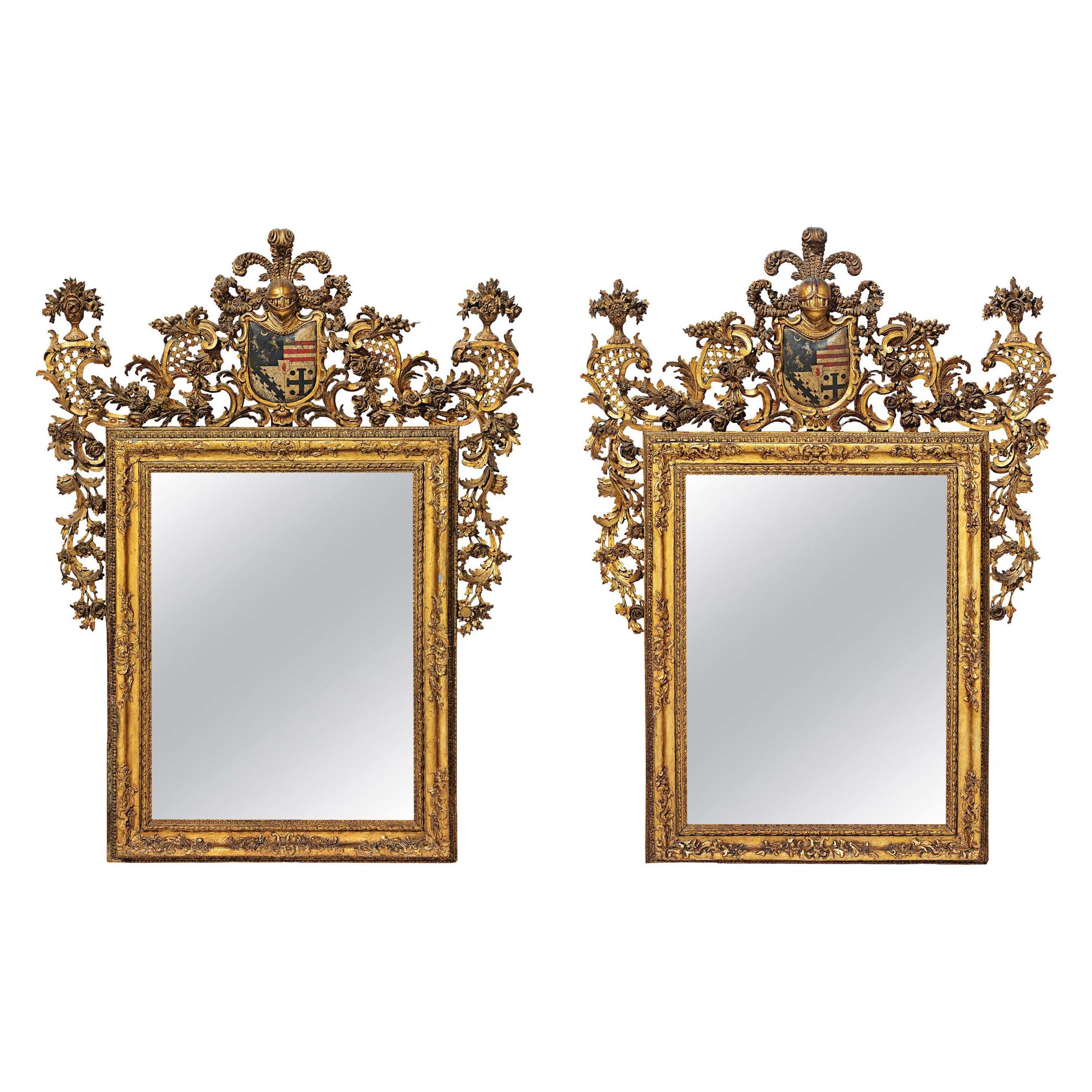 Paire importante et raffinée de miroirs en bois doré à décor polychrome en vente