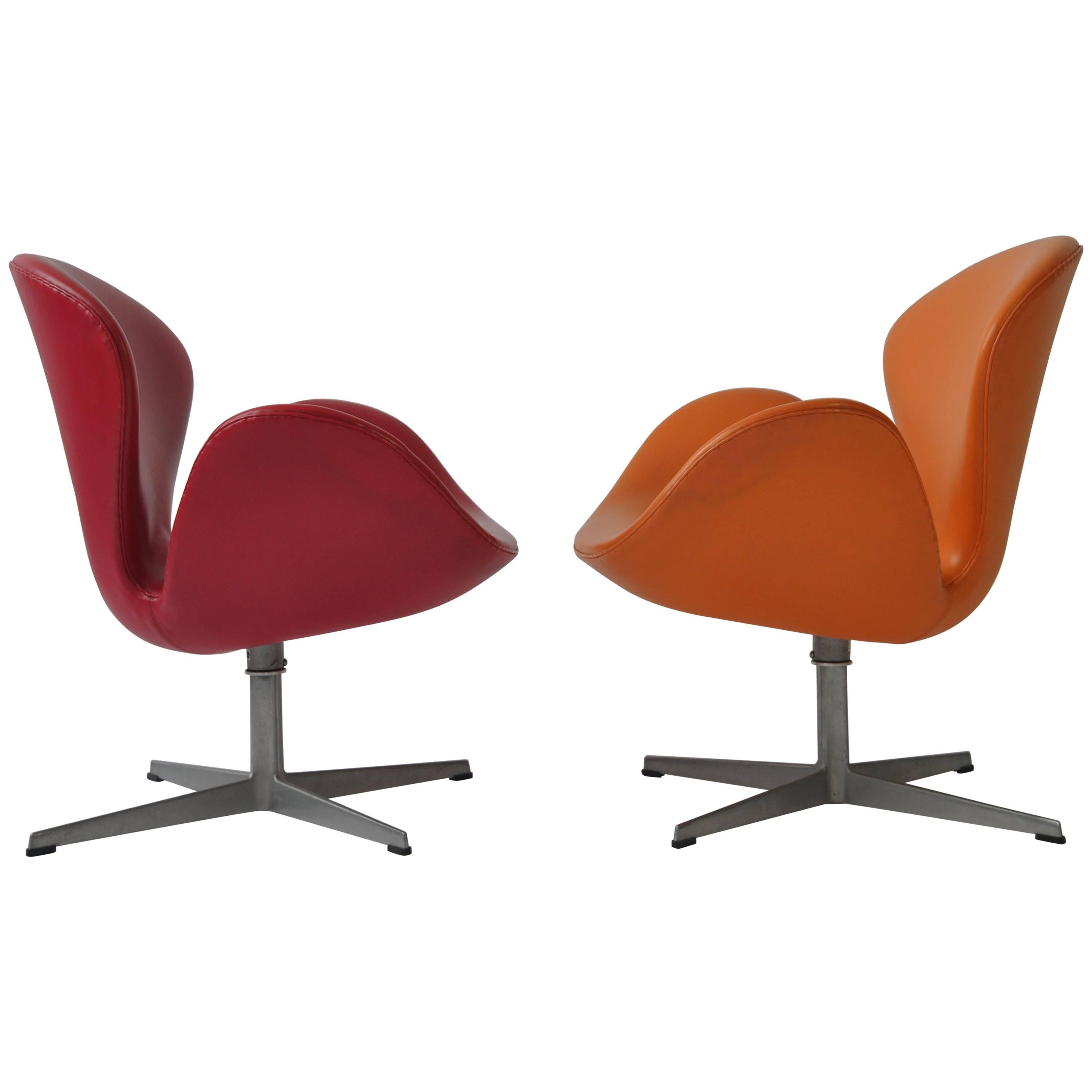 Pair of Swan Chairs by Arne Jacobsen for Fritz Hansen For Sale