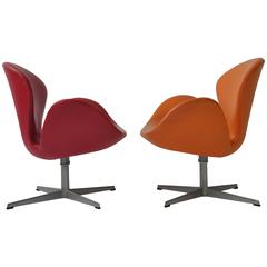 Pair of Swan Chairs by Arne Jacobsen for Fritz Hansen