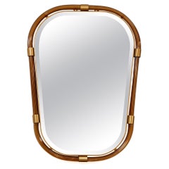 Miroir artisanal en verre de Murano soufflé, en forme de bouclier et strié, couleur tabac, style contemporain
