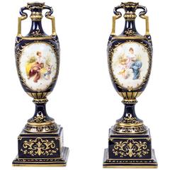 Début du 20ème siècle Paire de vases en porcelaine de Vienne bleu royal