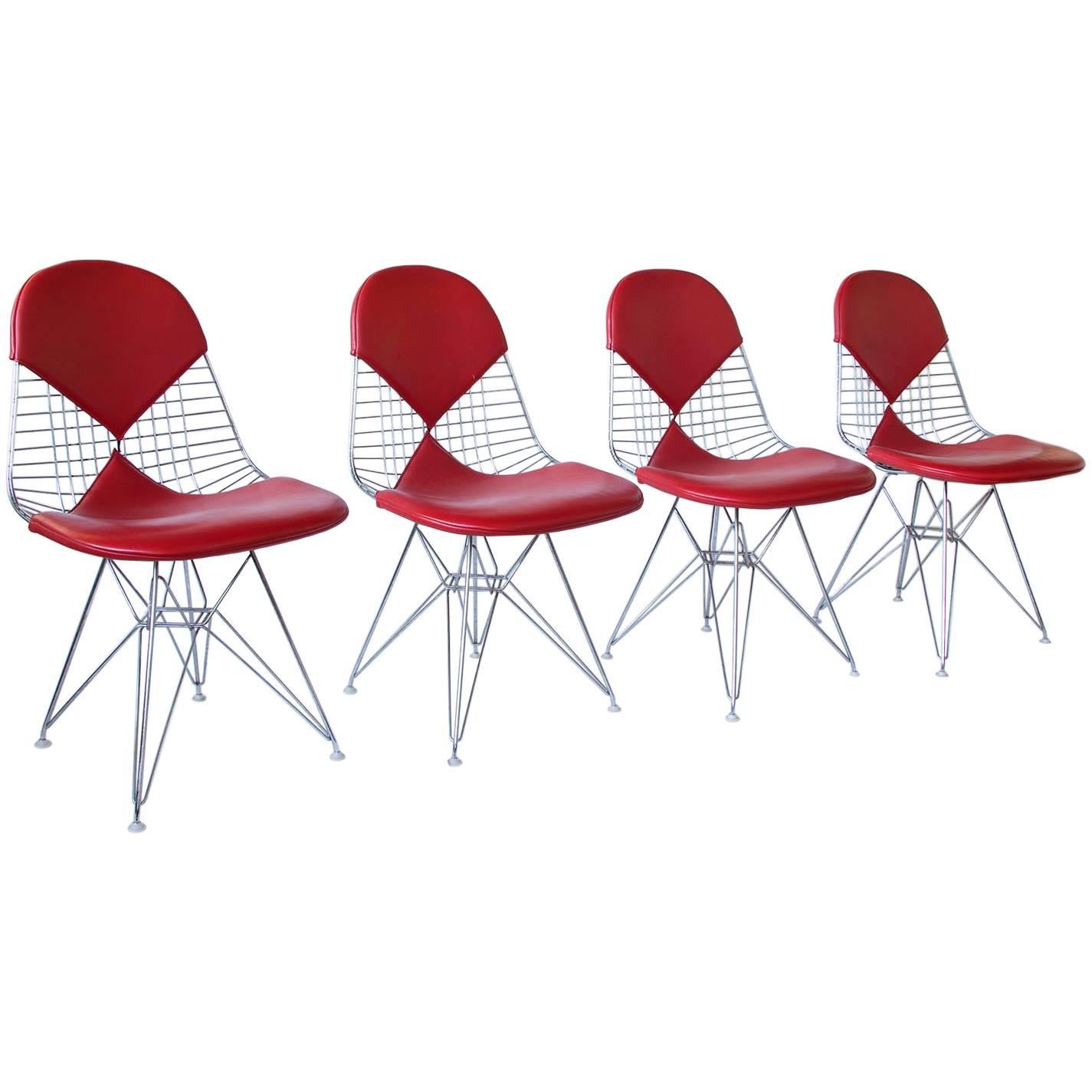1950, Charles und Ray Eames, Satz von vier DKR-Stühlen aus rotem Leder mit Bikinis