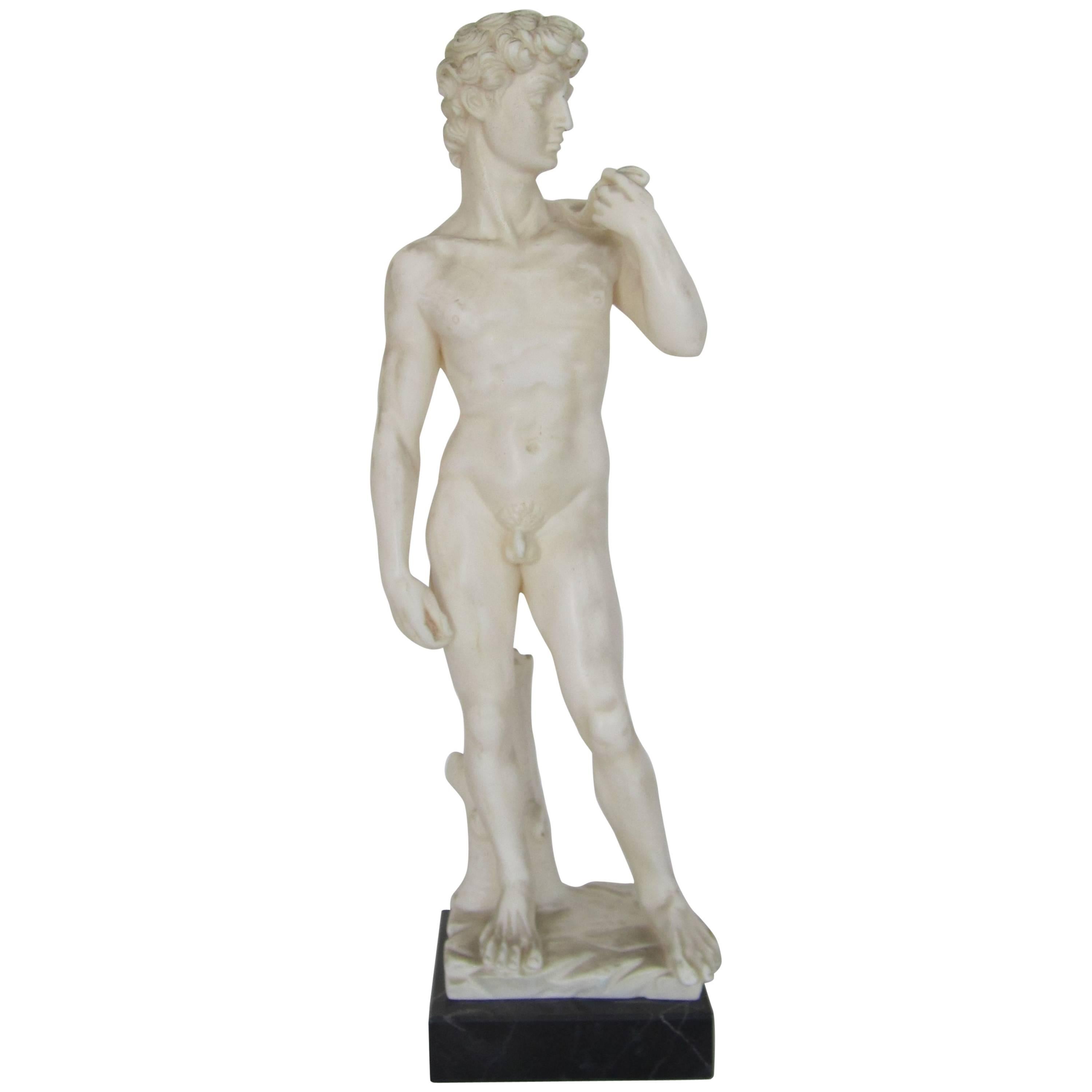 Klassische italienische römische Skulptur des 'David' auf schwarzem Marmorsockel im Angebot
