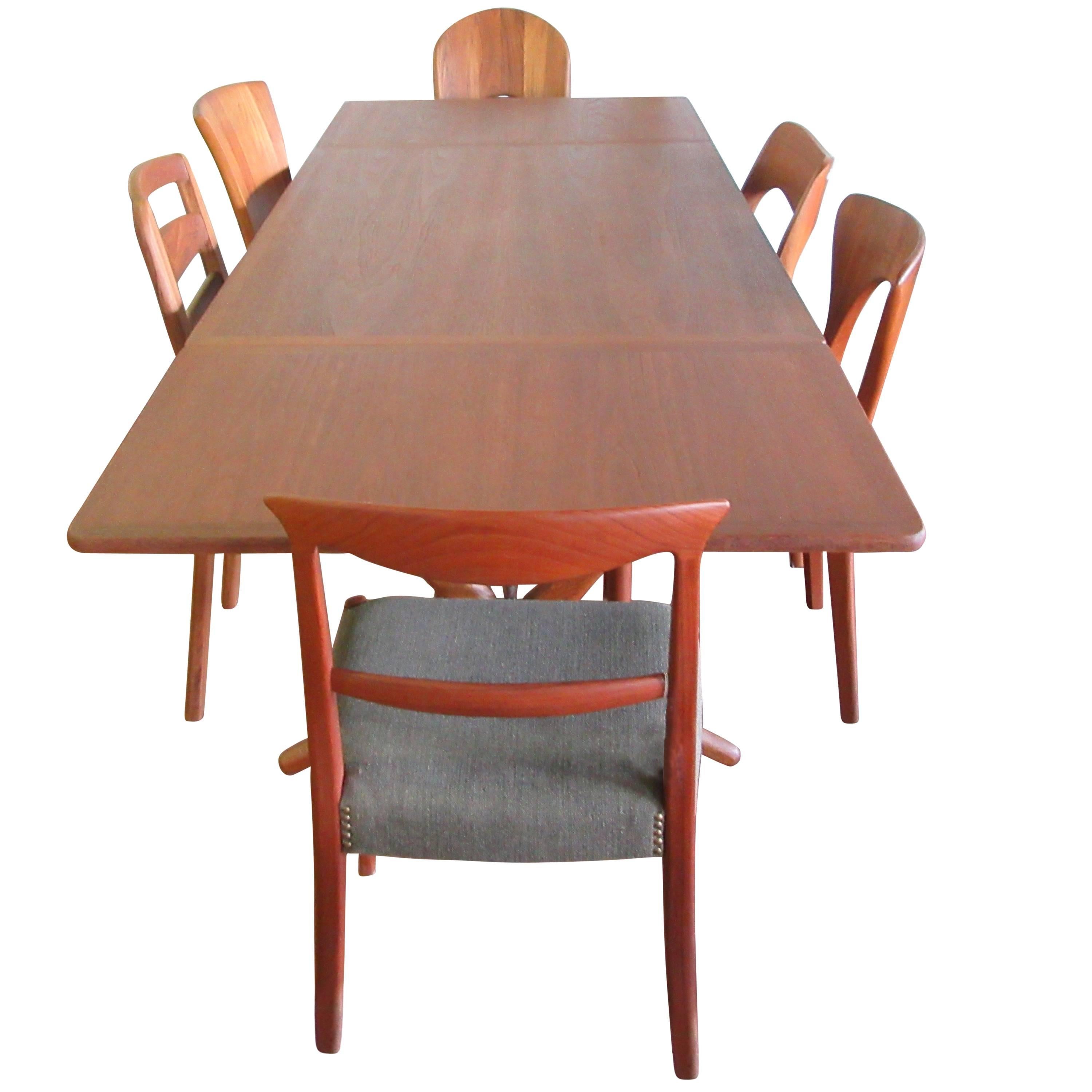 Hans Wegner AT304 Drop-Leaf Dining Table in Teak with Oak Sabre Legs For Sale