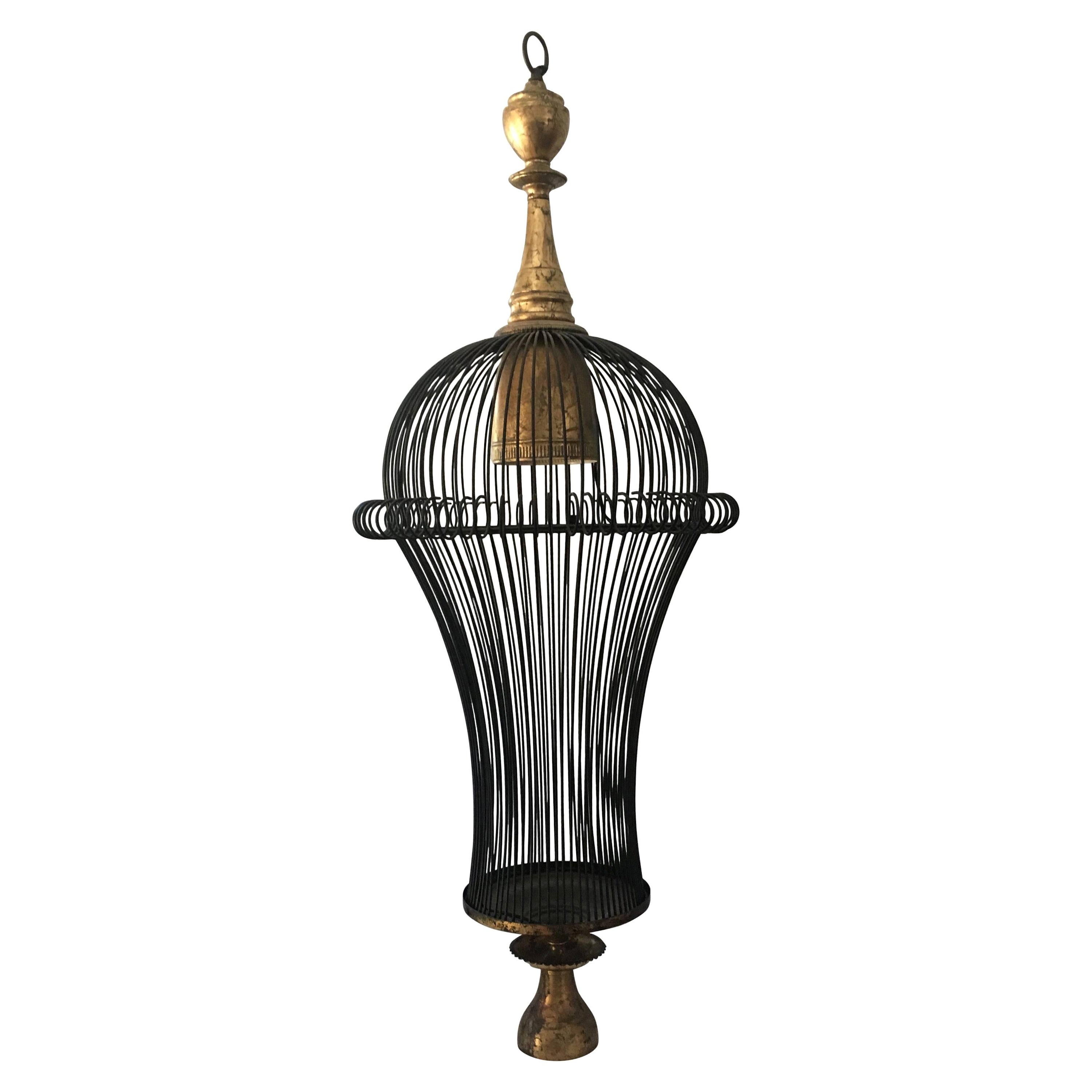 Magnifique lustre moderne de style cage avec détails en métal doré
