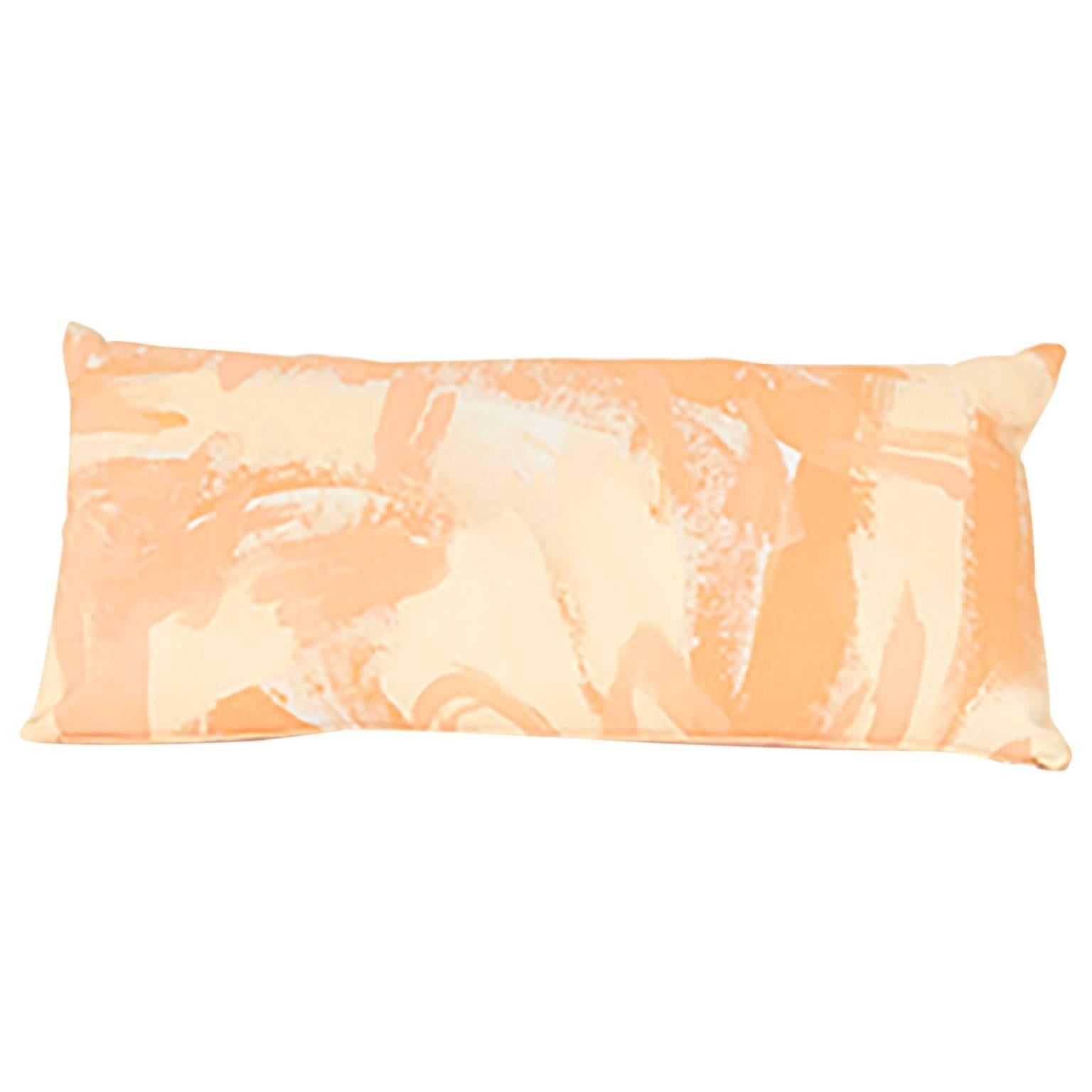 Rechteckiges Kissen aus handbemaltem Segeltuch in Pfirsich in zwei Farbtönen im Angebot