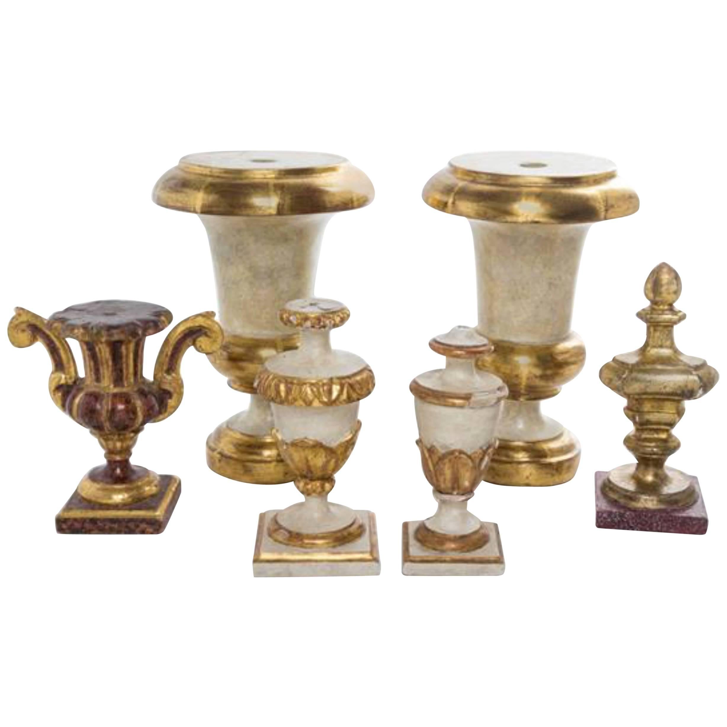 Kollektion von sechs italienischen geschnitzten Holzurnen mit bemalter und vergoldeter Dekoration