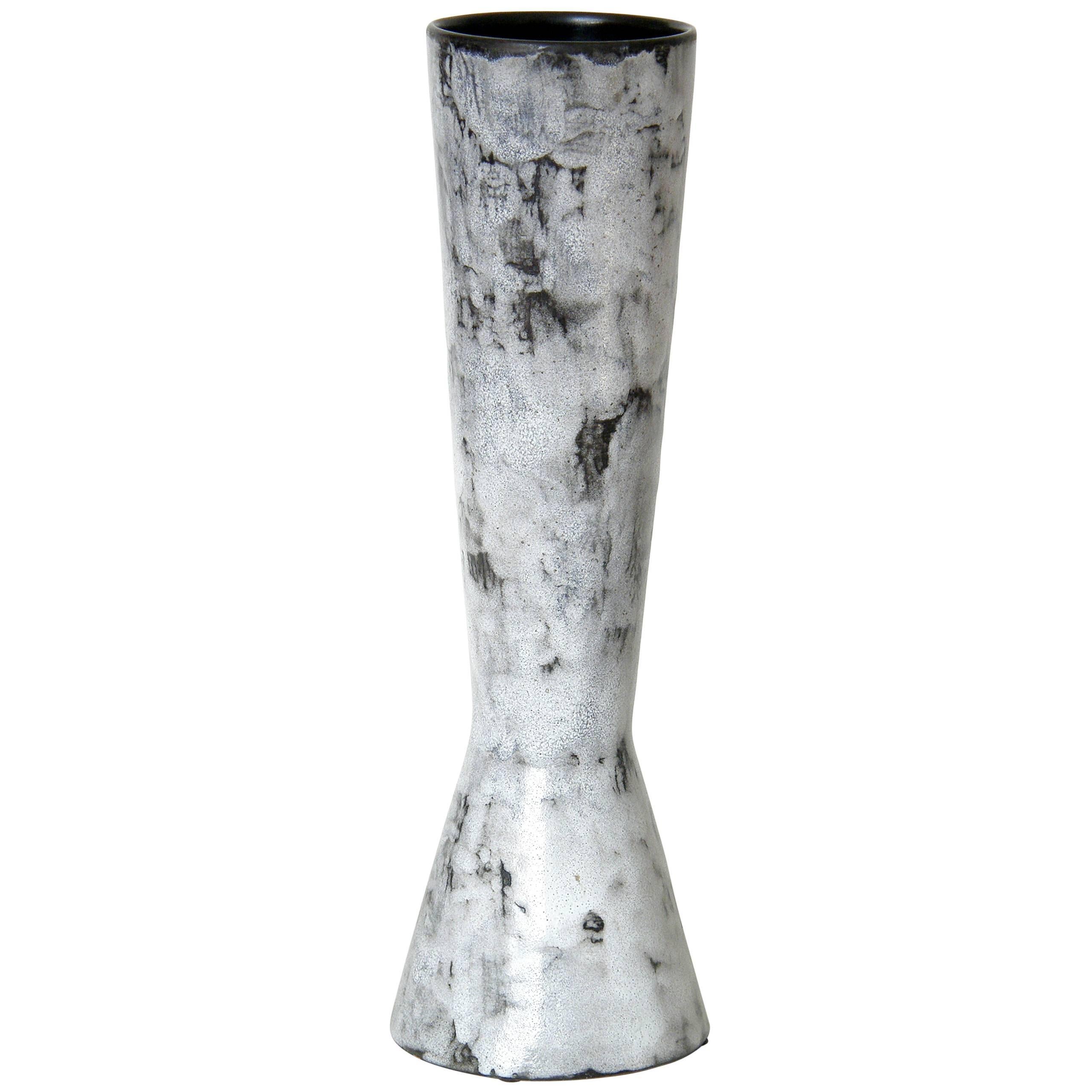 Vase en céramique italienne de forme double cône avec glaçure blanche sur noire