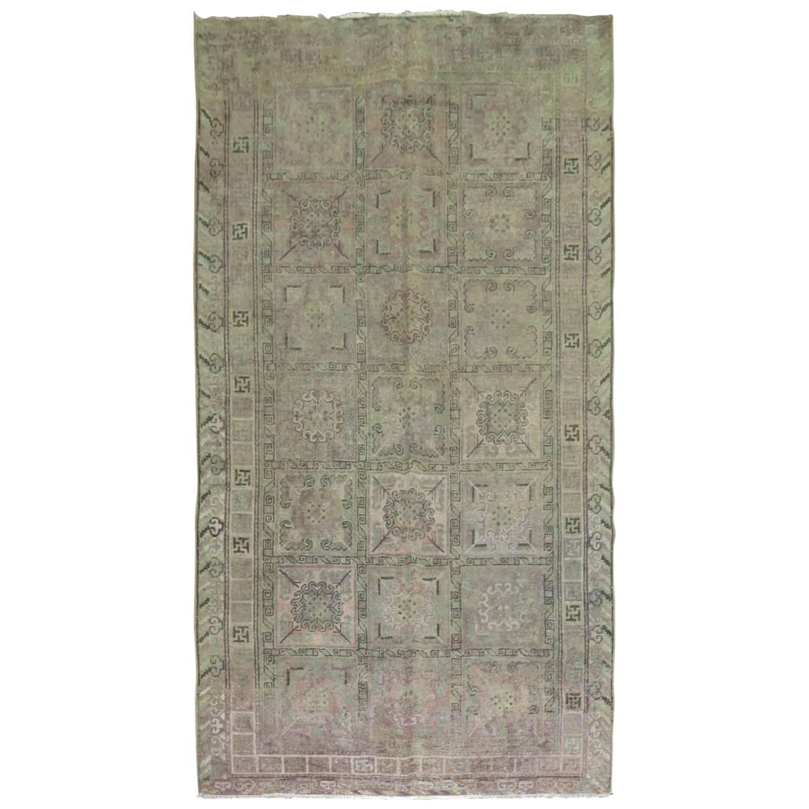 Antiker Khotan Samarkand-Teppich im Used-Stil im Shabby Chic-Stil