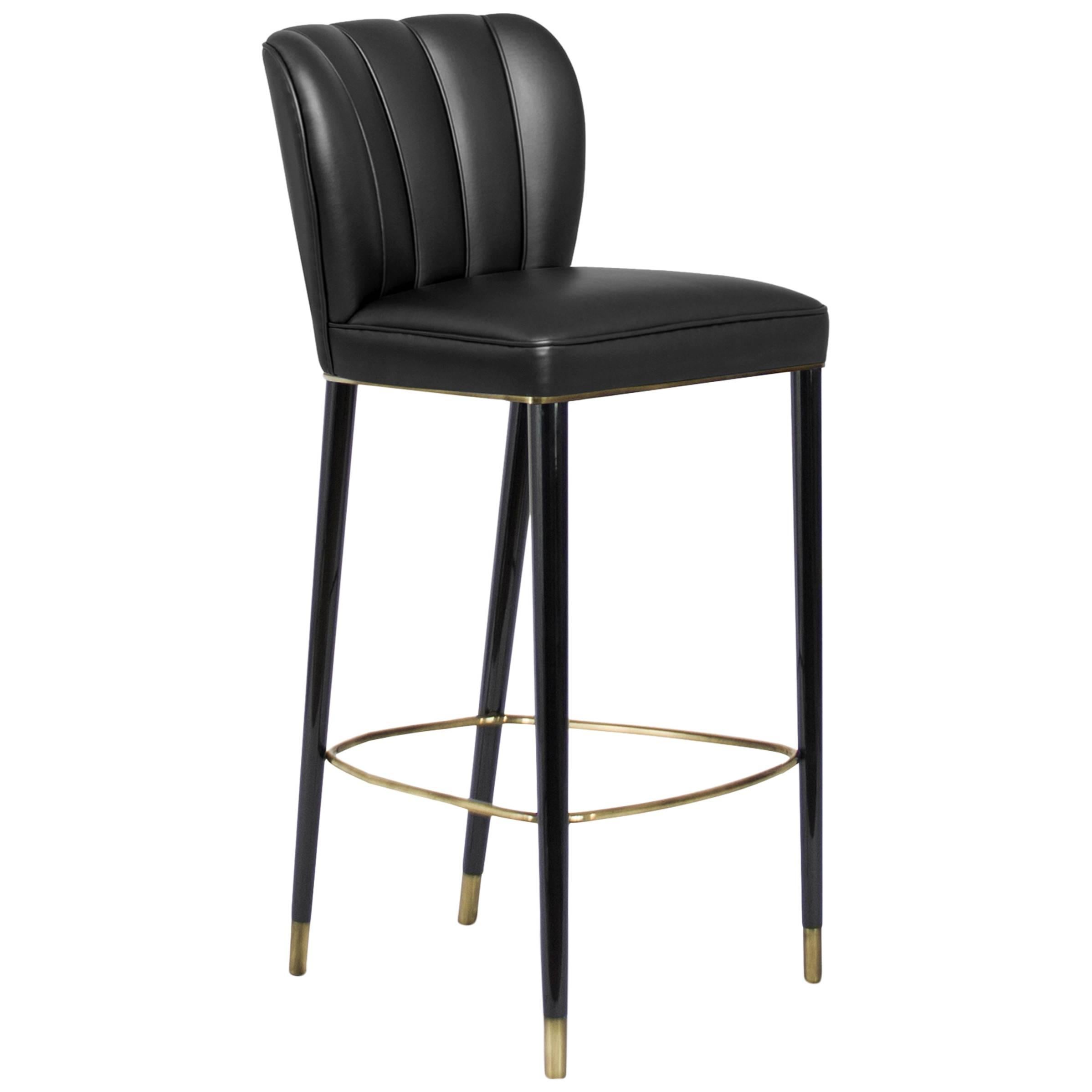 Tabouret de bar dragon laqué noir avec détails en laiton et cuir synthétique en vente