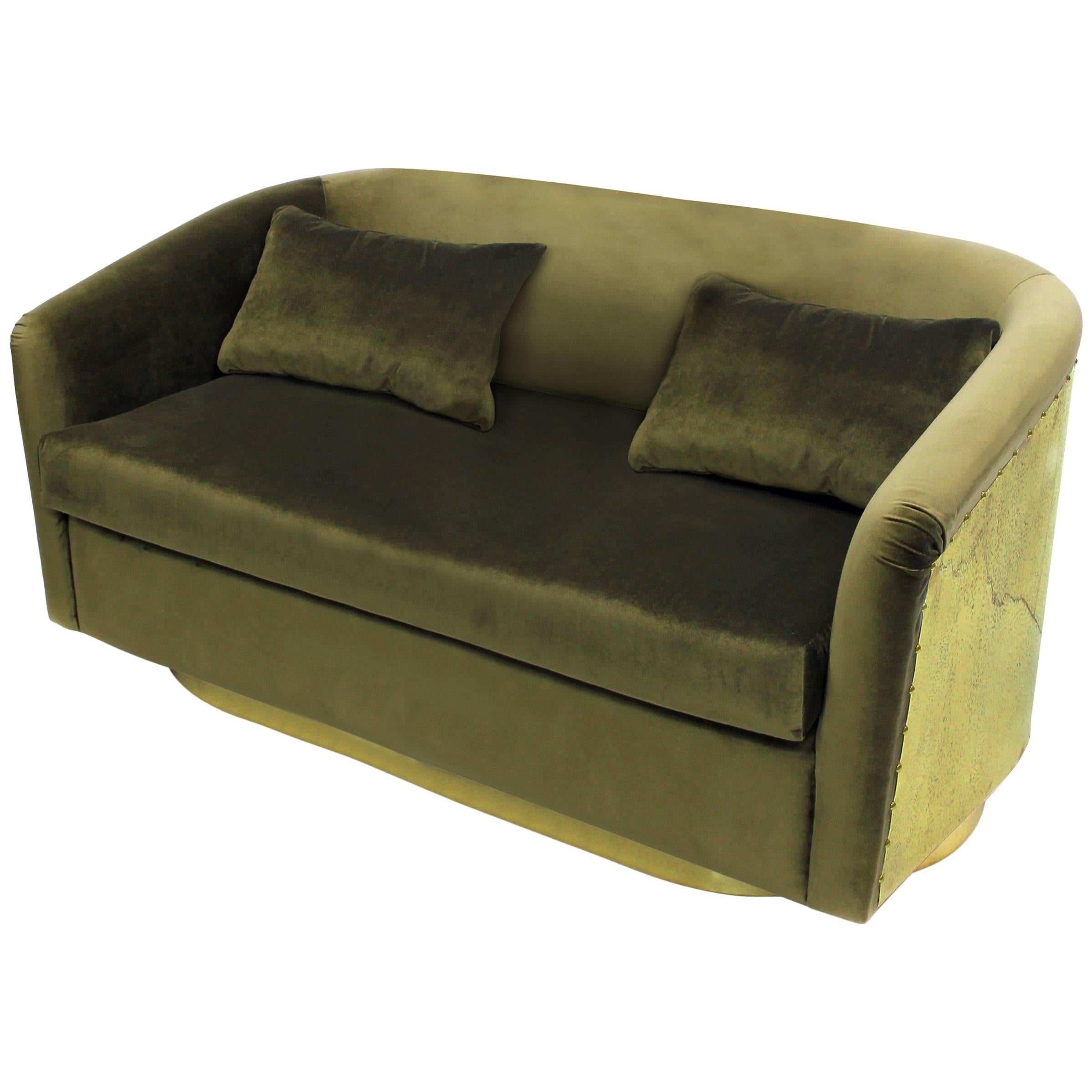 Natürliches grünes Sofa mit zwei Sitzmöbeln aus Samt mit hochglänzender gehämmerter Messingrückenlehne im Angebot
