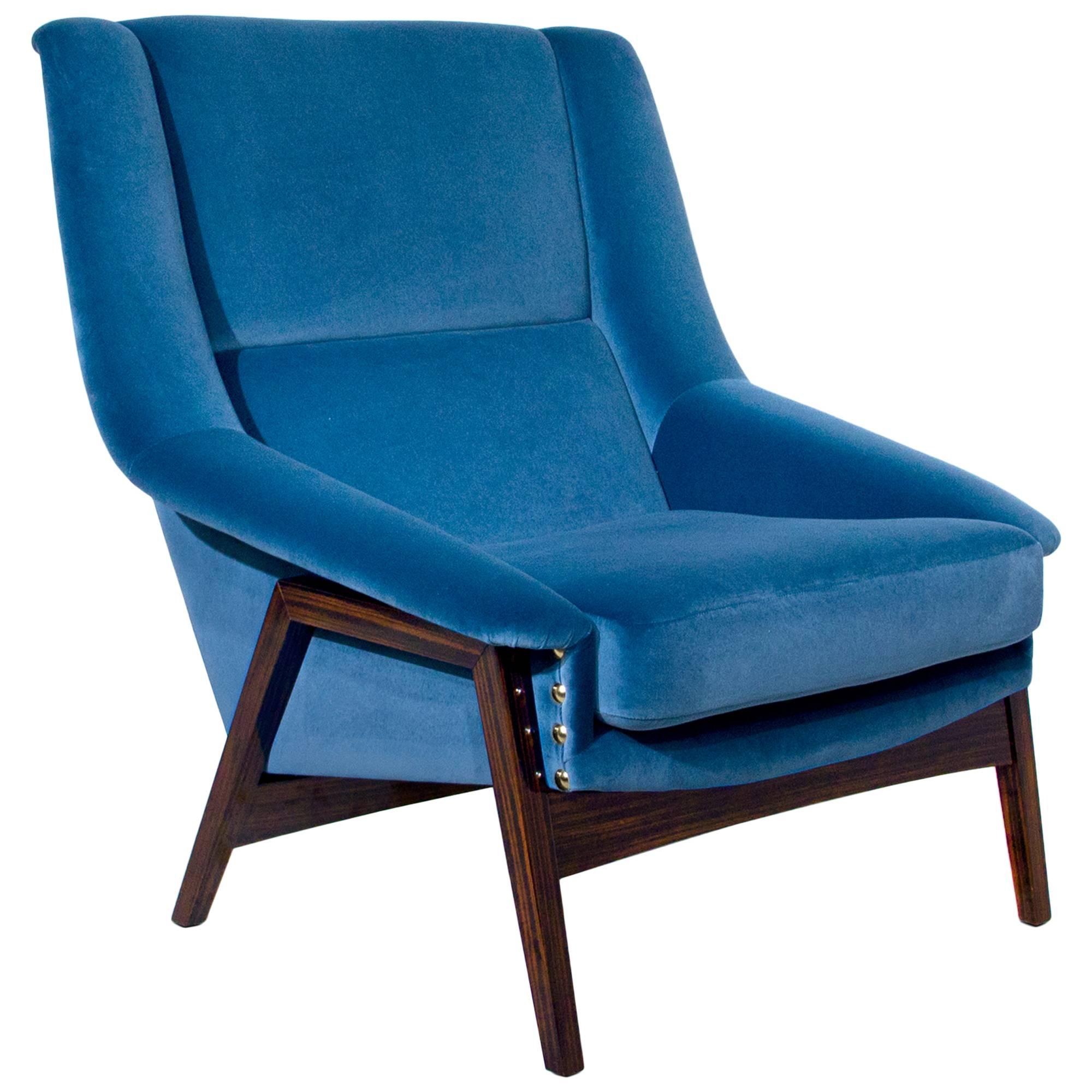 Fauteuil Prima en velours de coton bleu et pieds en bois d'ébène