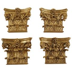 Quatre grands supports muraux ou appliques en bois doré à chapiteau corinthien de style George III