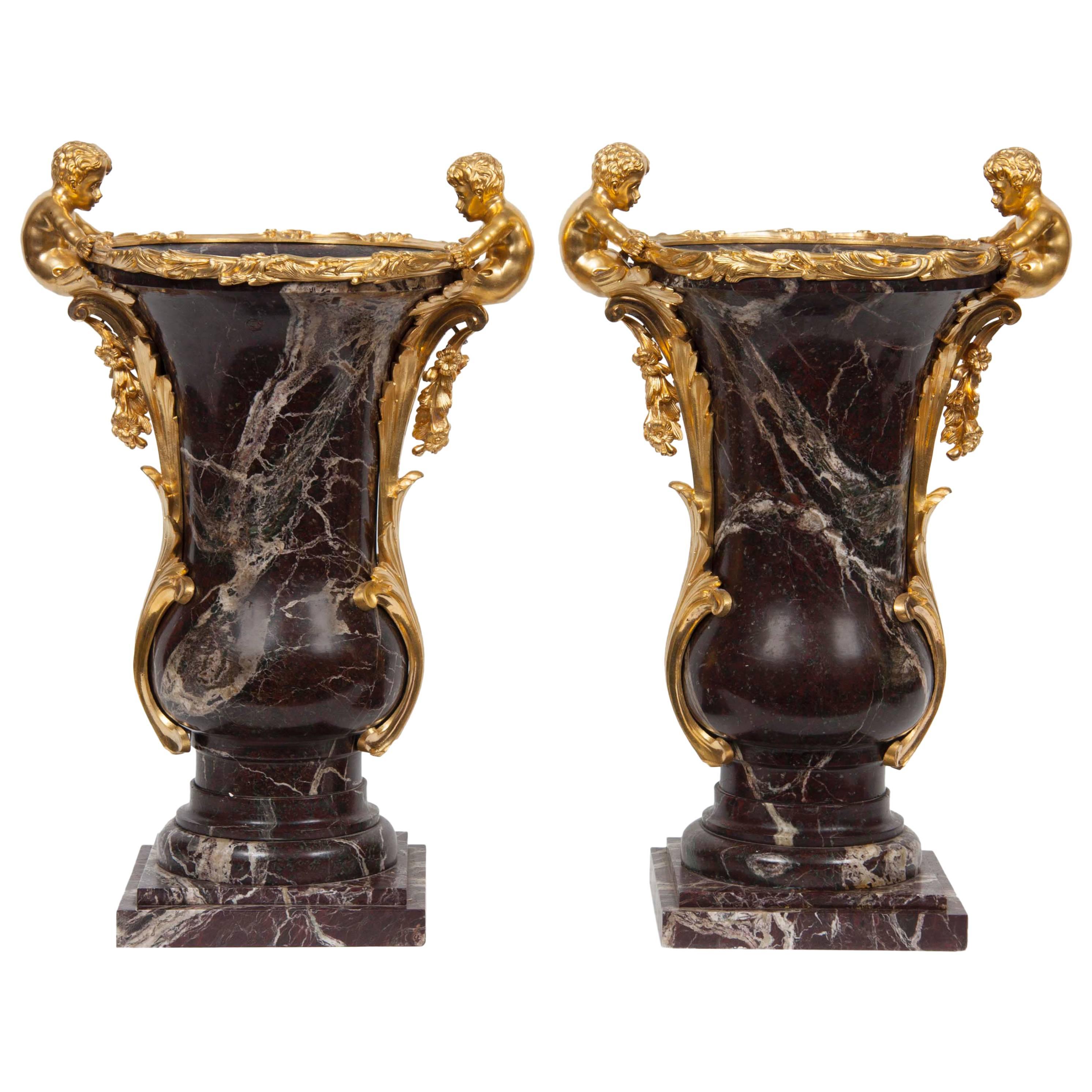 Paar französische Vasen aus vergoldeter Bronze mit Ormolu-Montierung aus Marmor im Angebot