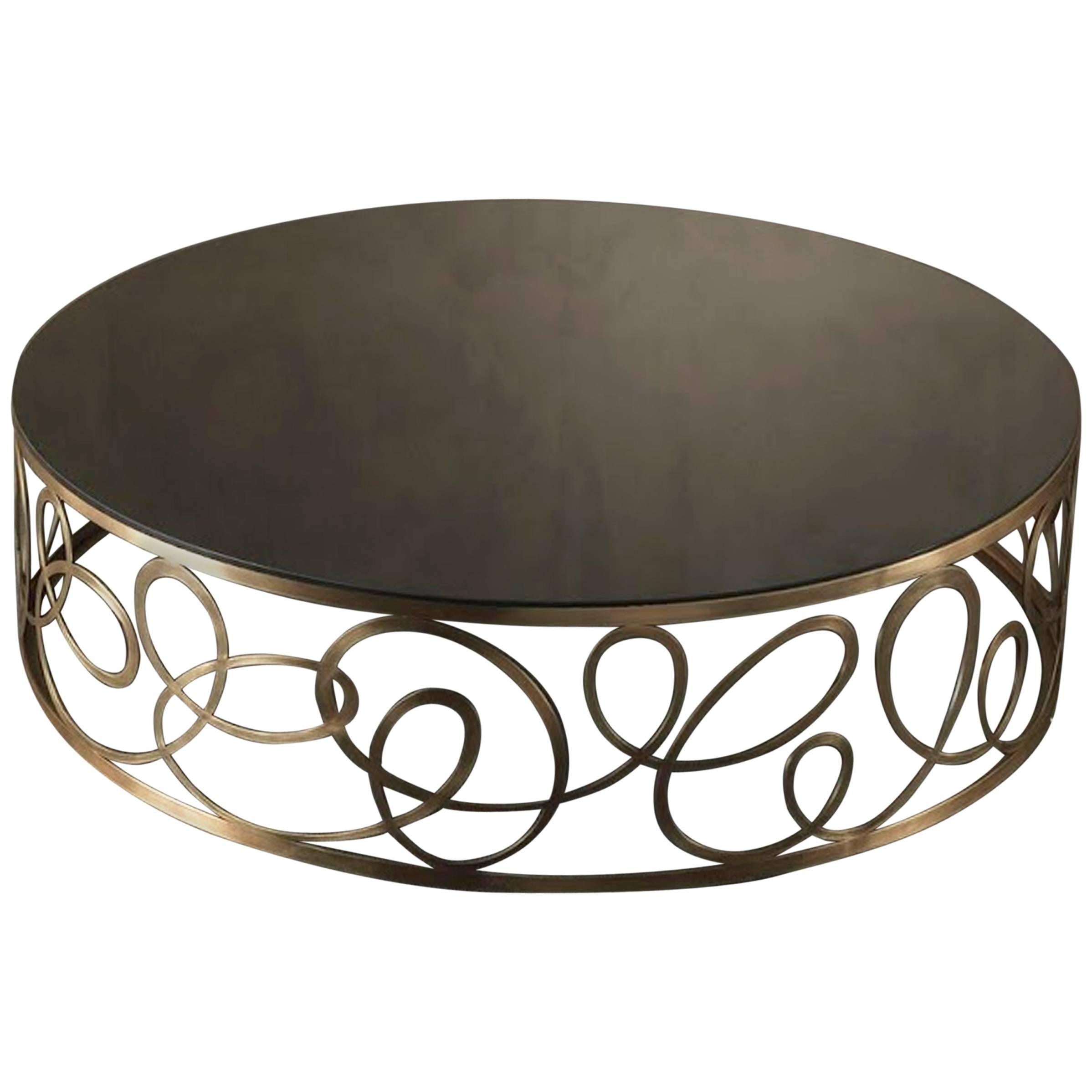 Table basse ronde incurvée avec base en bronze et plateau en verre noir en vente