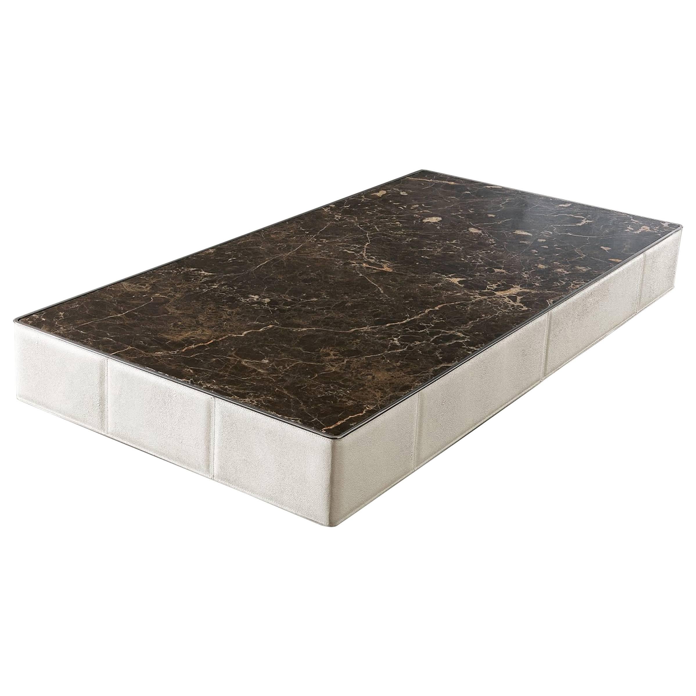 Table basse Walter A avec plateau en marbre et structure en cuir matelassé