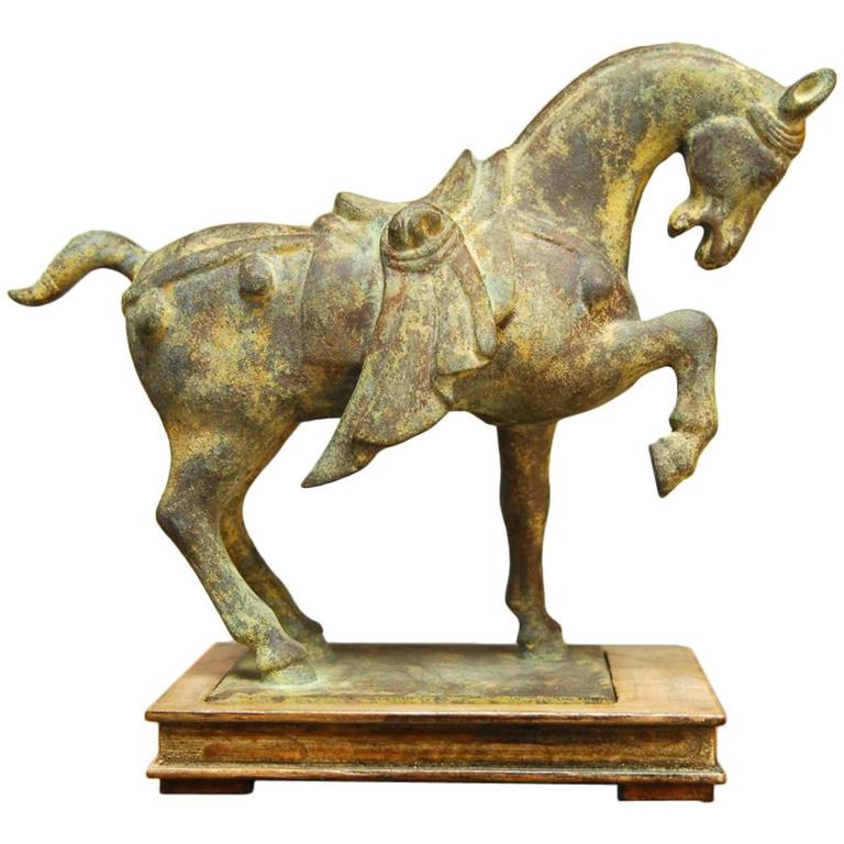 Sculpture de cheval en fonte de style chinois Tang sur pied sur 1stDibs