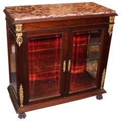 Cabinet de curiosité ou vitrine de style Empire français avec dessus en marbre rouge