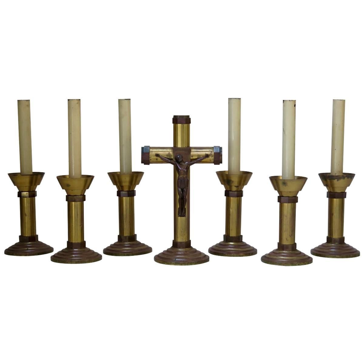 Set von sechs großen Messing-Kerzenhaltern und einem Kruzifix, Frankreich, frühes 20. Jahrhundert im Angebot