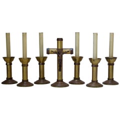 Set von sechs großen Messing-Kerzenhaltern und einem Kruzifix, Frankreich, frühes 20. Jahrhundert