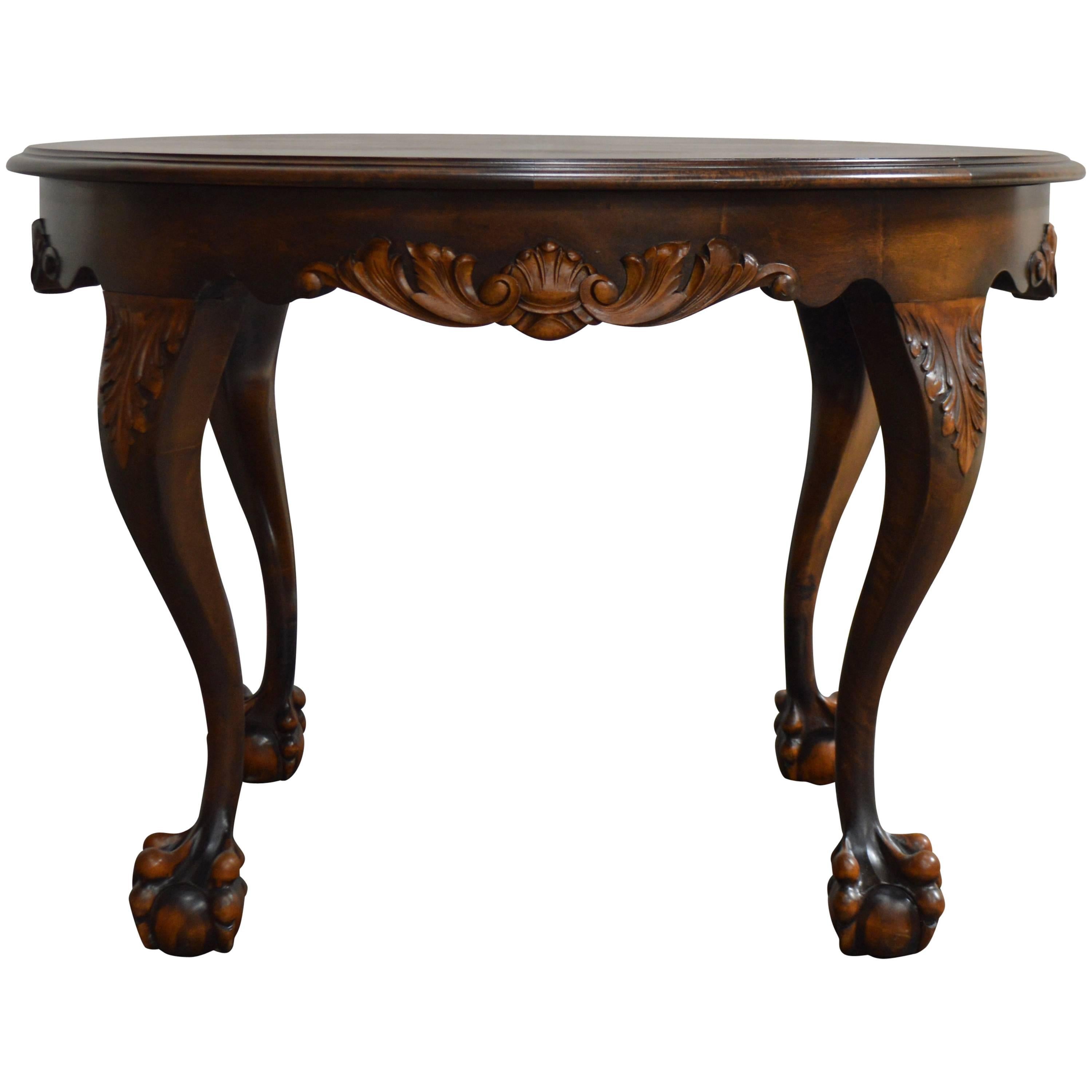 Belle table d'appoint ronde en bouleau flamboyant de style Chippendale