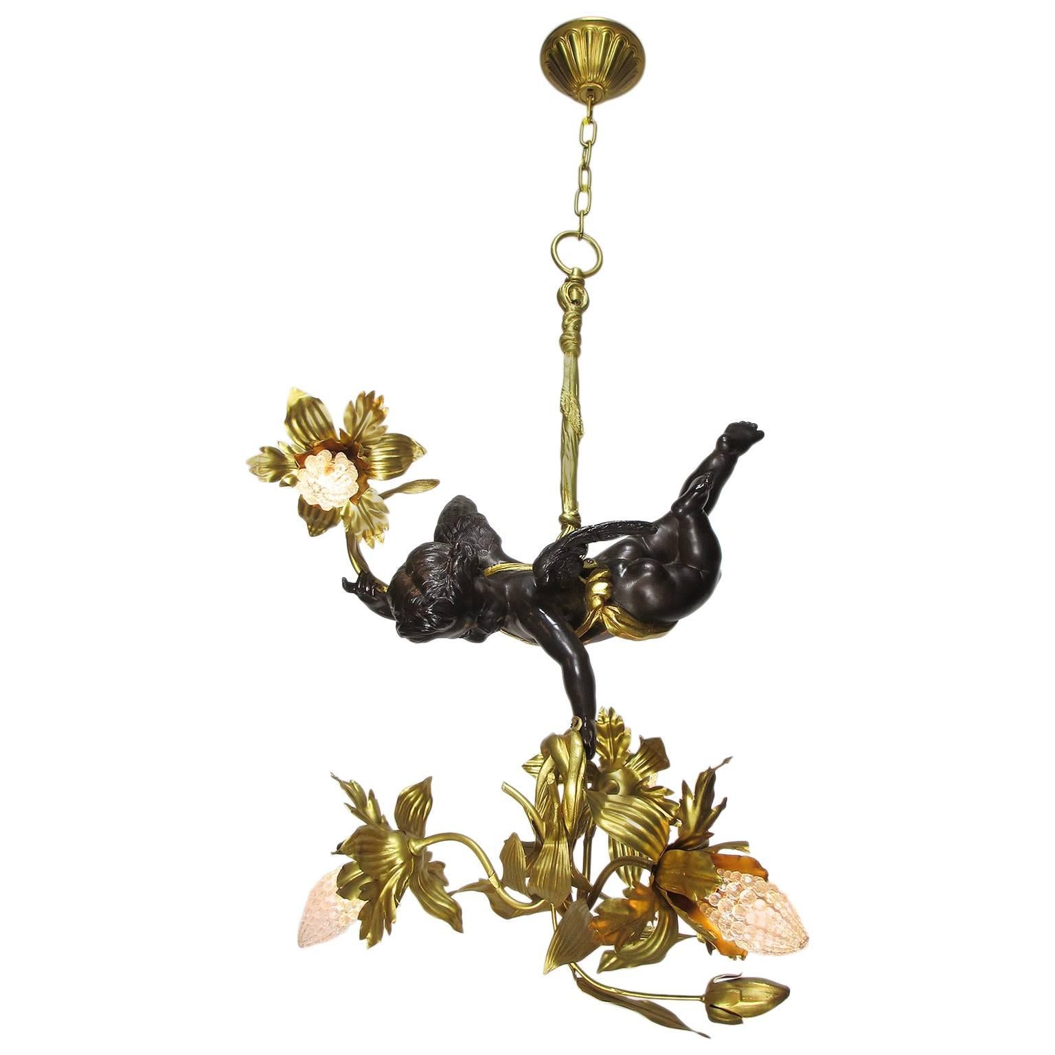 Lustre français de style Belle Époque en bronze patiné et doré représentant un chérubin plânant