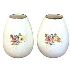 Coppia di vasi da fiori francesi in ceramica dipinti a mano, risalenti alla metà del secolo scorso