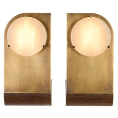 Polifemo Large, coppia di applique firmate Silvio Mondino Studio, ottone invecchiato e alabastro