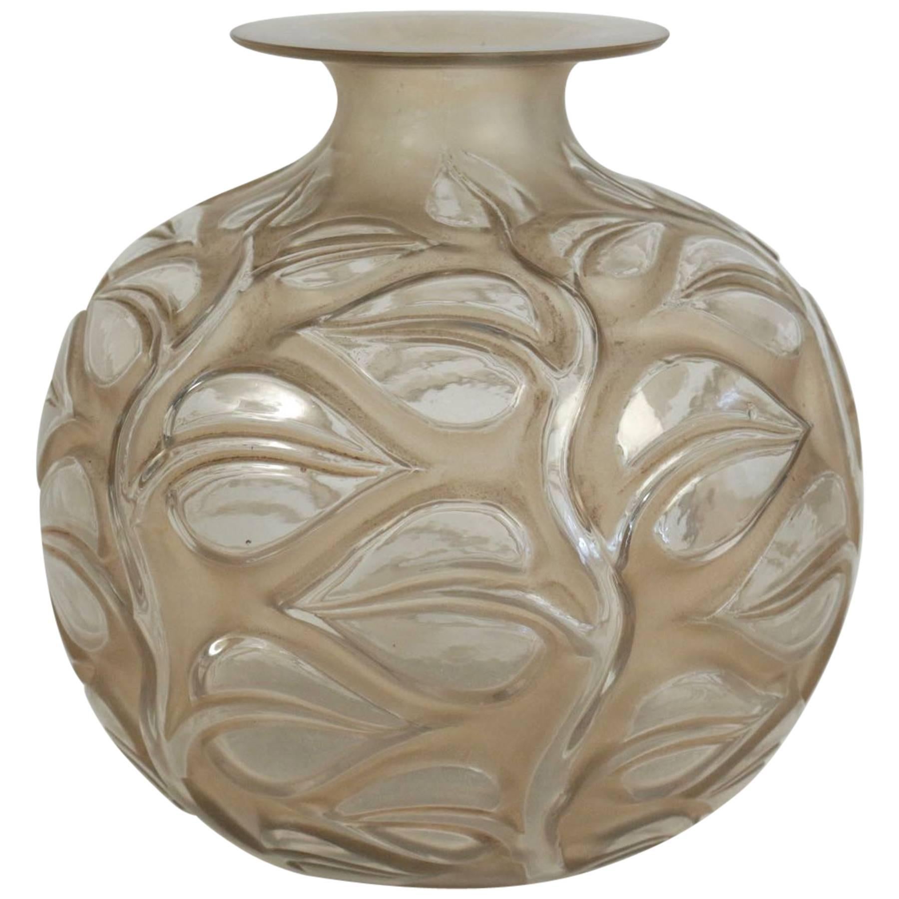 Rene�́ Lalique Vase "Sophora"
